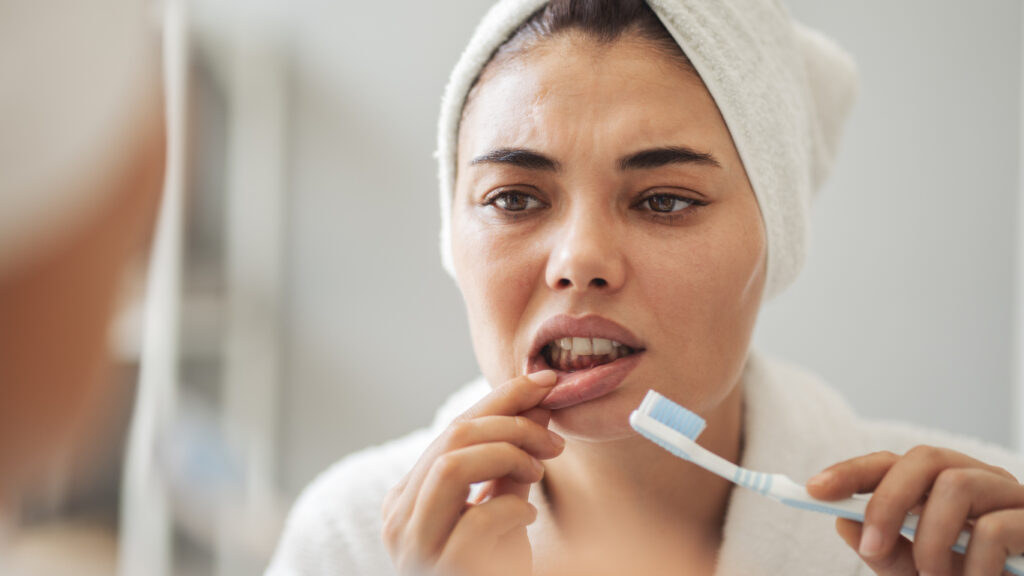 por qué sangran las encías al lavarse los dientes
