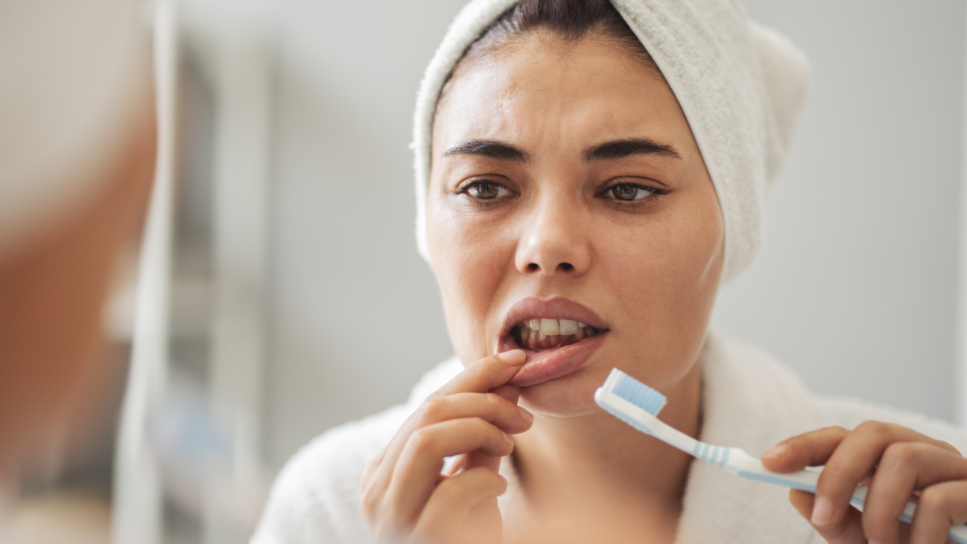 por qué sangran las encías al lavarse los dientes